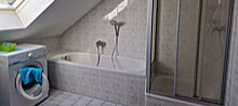 Das Bad ist ausgestattet mit Wanne und Dusche.
